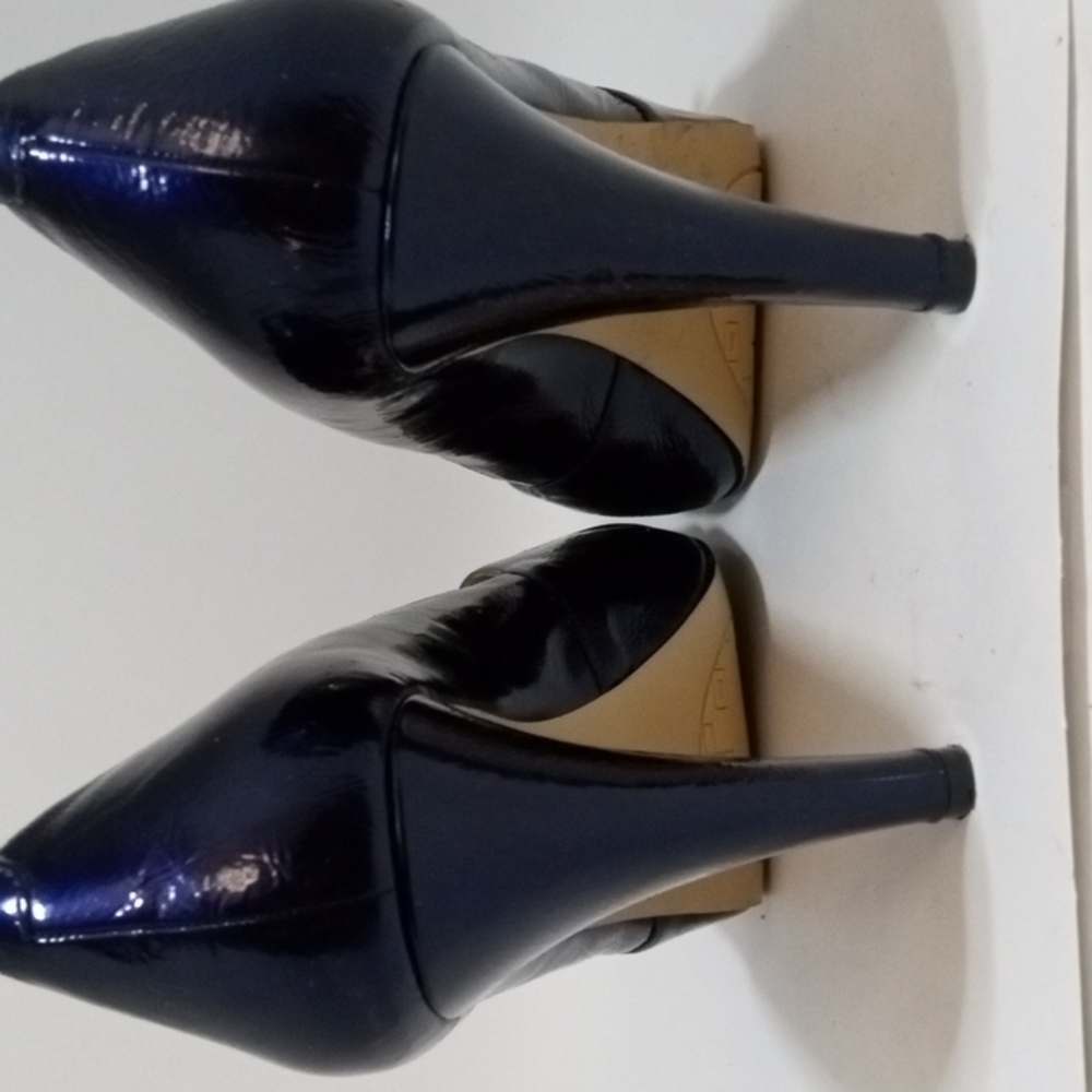 Electric ⚡ blue bandolino high heels with gold buckle accent. - Picture 5 of 6